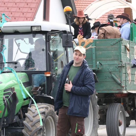 Bild enthält, Hardhat, Adult, Female, Person, Woman, Baseball Cap, Cap, Hat, Male, Man