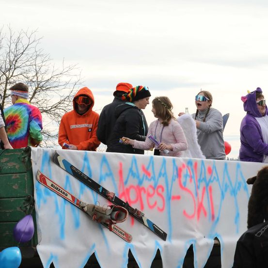 Bild enthält, Cap, Hat, People, Person, Hoodie, Adult, Male, Man, Female, Woman