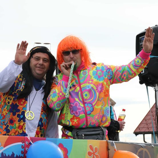 Bild enthält, Adult, Female, Person, Woman, Handbag, Glasses, Face, Head, Balloon, Necklace