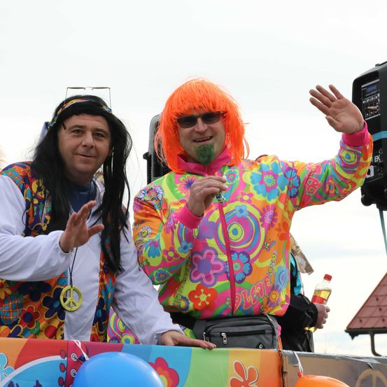 Bild enthält, Adult, Female, Person, Woman, Glasses, Handbag, Face, Head