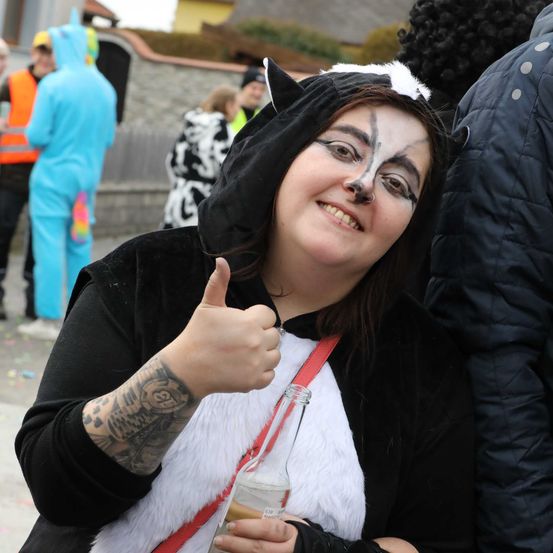 Bild enthält, Finger, Hand, Person, Adult, Female, Woman, Tattoo, Portrait, Costume, Coat