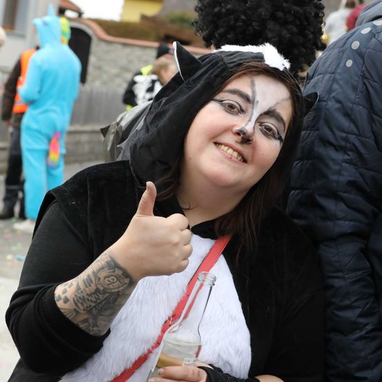 Bild enthält, Finger, Hand, Person, Adult, Female, Woman, Coat, Portrait, Costume, Tattoo