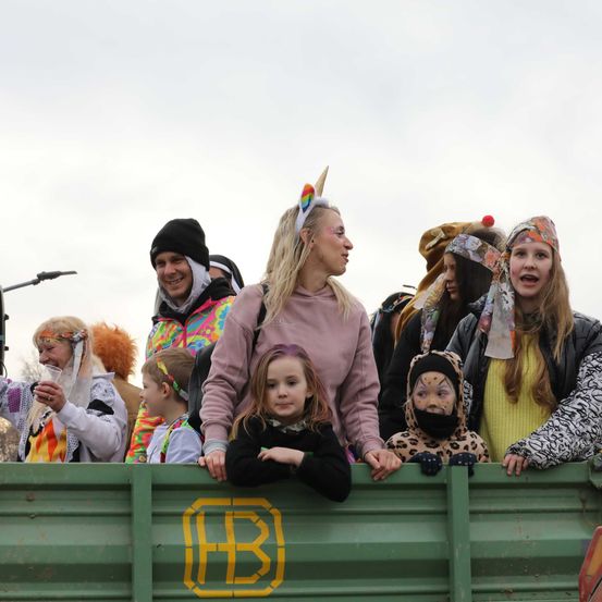 Bild enthält, Adult, Female, Person, Woman, Child, Girl, Balloon, People, Baby, Glove