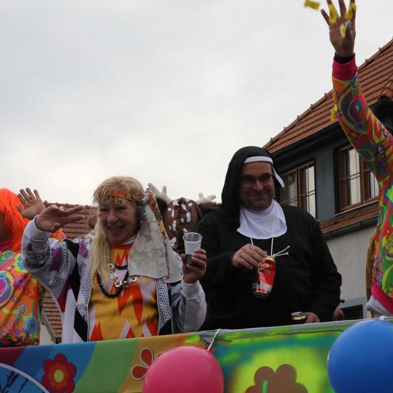 Bild enthält, Child, Female, Girl, Person, Glasses, Adult, Woman, People, Male, Man