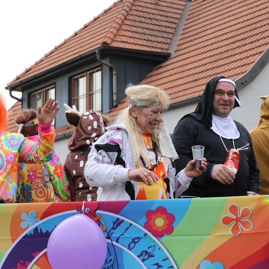 Bild enthält, Adult, Female, Person, Woman, Glasses, Male, Man, Balloon, Hoodie, People