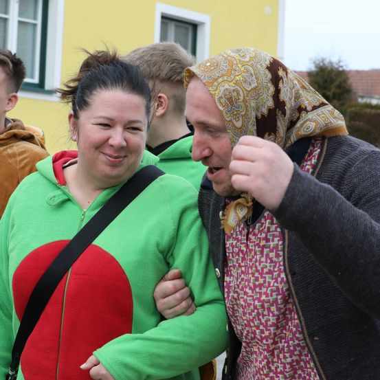 Bild enthält, Finger, Person, Photography, Portrait, Coat, Jacket, People, Adult, Male, Man