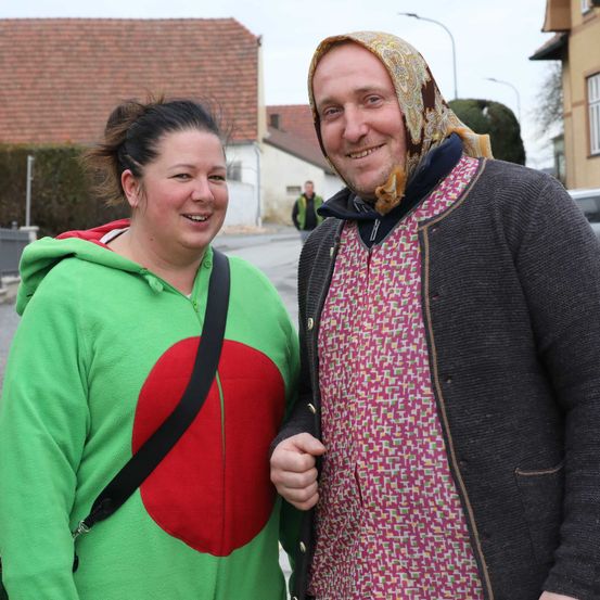Bild enthält, Coat, Jacket, Street, Adult, Female, Person, Woman, Sweater, Portrait, Neighborhood