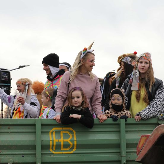 Bild enthält, People, Person, Adult, Female, Woman, Child, Girl, Balloon, Baby, Hat