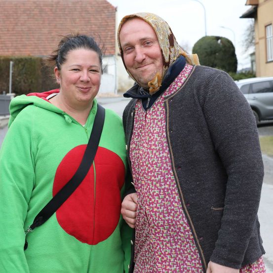 Bild enthält, City, Road, Street, Urban, Coat, Jacket, Portrait, Sweater, T-Shirt, Long Sleeve