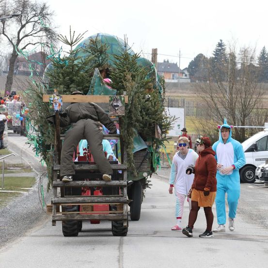 Bild enthält, License Plate, Person, Walking, Shoe, Glasses, Car, Adult, Male, Man, Hat