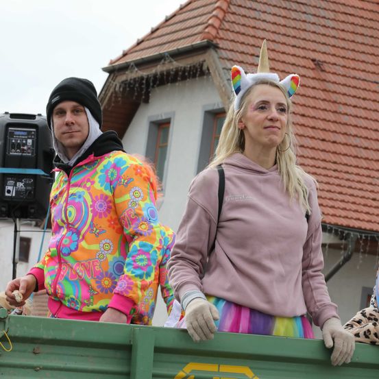 Bild enthält, Shelter, Adult, Female, Person, Woman, People, Photography, Child, Girl, Glove