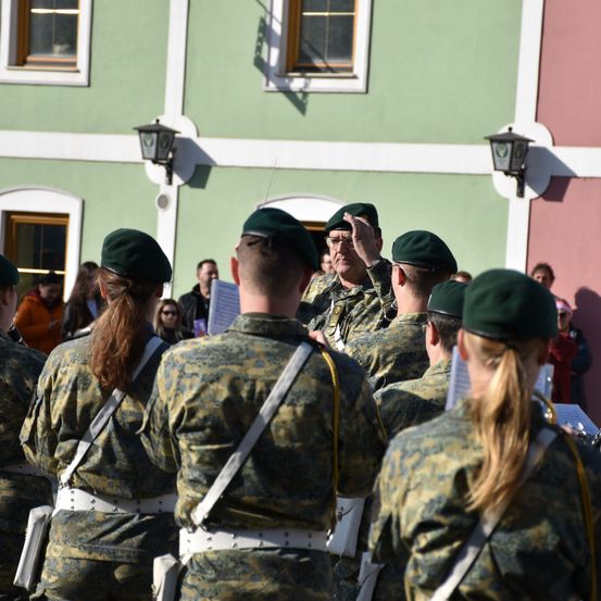 Bild enthält, Army, Military, Military Uniform, Person, Soldier, People, Helmet, Adult, Male, Man