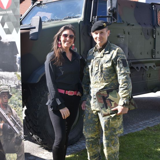 Bild enthält, Belt, Person, Military, Adult, Female, Woman, Military Uniform, Male, Man, Glasses