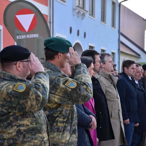 Bild enthält, People, Person, Adult, Male, Man, Hat, Military, Military Uniform, Handbag, Soldier
