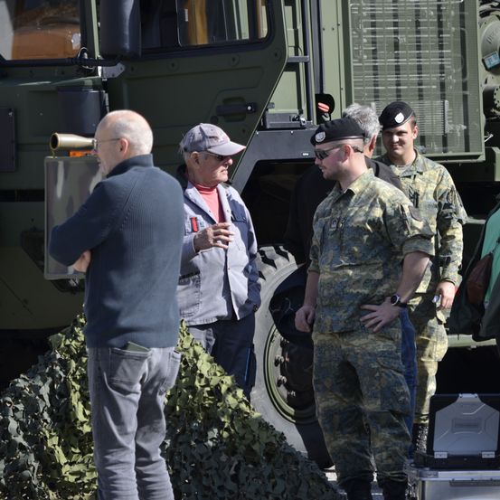 Bild enthält, Hat, Adult, Male, Man, Person, Boy, Child, Female, Woman, Handbag