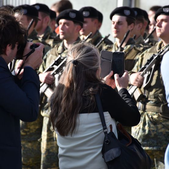 Bild enthält, Handbag, Adult, Female, Person, Woman, People, Male, Man, Army, Soldier