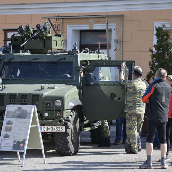 Bild enthält, Shoe, Person, Adult, Male, Man, Hat, Handbag, Lamp, Military, Wristwatch