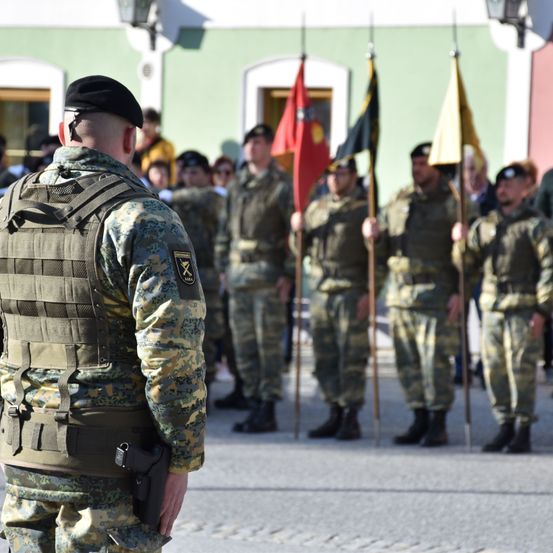 Bild enthält, People, Person, Adult, Male, Man, Military, Military Uniform, Soldier, Hat, Army