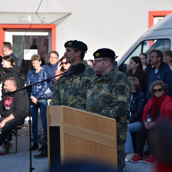Bild enthält, Crowd, Person, Shoe, Adult, Female, Woman, People, Glasses, Microphone, Handbag