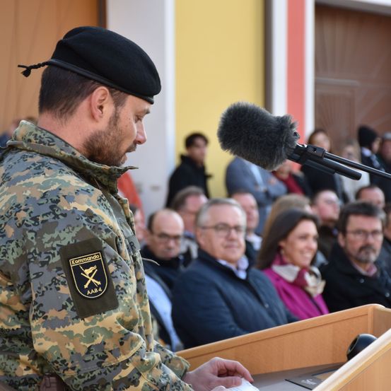 Bild enthält, Adult, Male, Man, Person, Female, Woman, Crowd, Hat, Glasses, Military