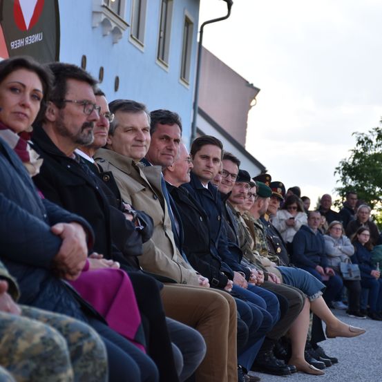 Bild enthält, People, Person, Crowd, Handbag, Glasses, Adult, Female, Woman, Male, Man