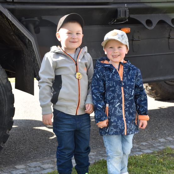 Bild enthält, Pants, Jeans, Hat, Coat, Baseball Cap, Cap, Jacket, Shoe, Child, Person