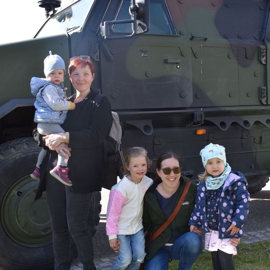 Bild enthält, Pants, Hat, Shoe, Child, Female, Girl, Person, Adult, Male, Man