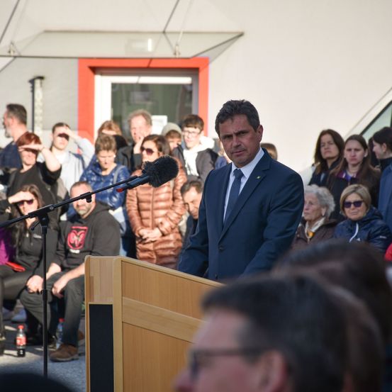 Bild enthält, Crowd, Person, Shoe, Sunglasses, Adult, Male, Man, Tie, Microphone, People