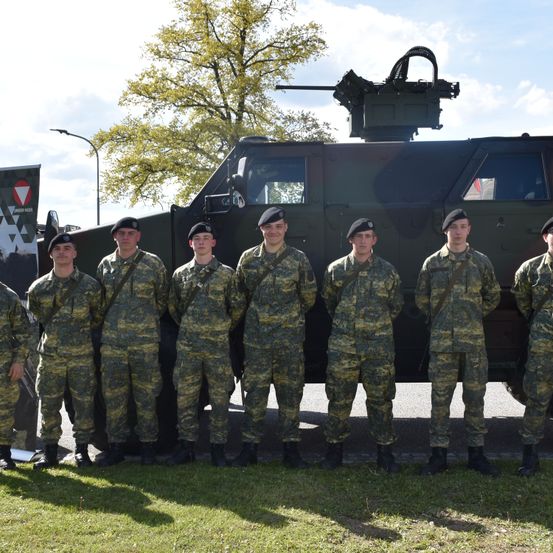 Bild enthält, People, Person, Adult, Male, Man, Shoe, Hat, Military, Glasses, Truck