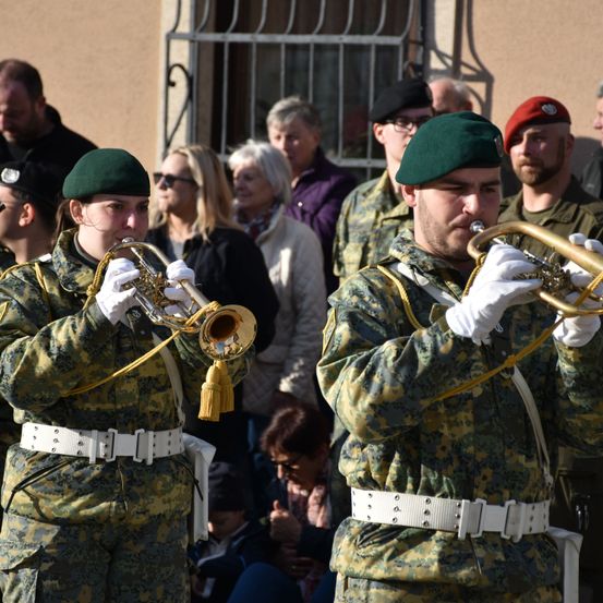 Bild enthält, Glove, Hat, People, Person, Adult, Female, Woman, Music Band, Male, Man