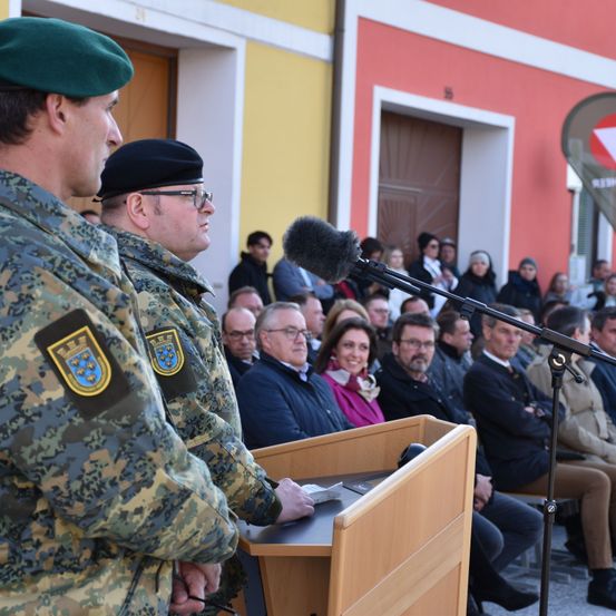Bild enthält, Hat, Shoe, Adult, Male, Man, Person, Military, Military Uniform, Army, Soldier
