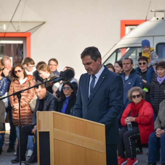 Bild enthält, Crowd, Person, Adult, Female, Woman, Audience, Shoe, Male, Man, Glasses