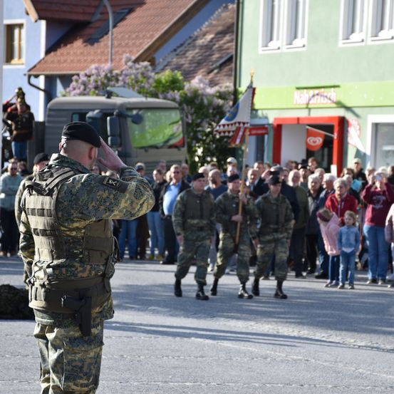 Bild enthält, People, Person, Adult, Male, Man, Handbag, Hat, Shoe, Neighborhood, Jeans