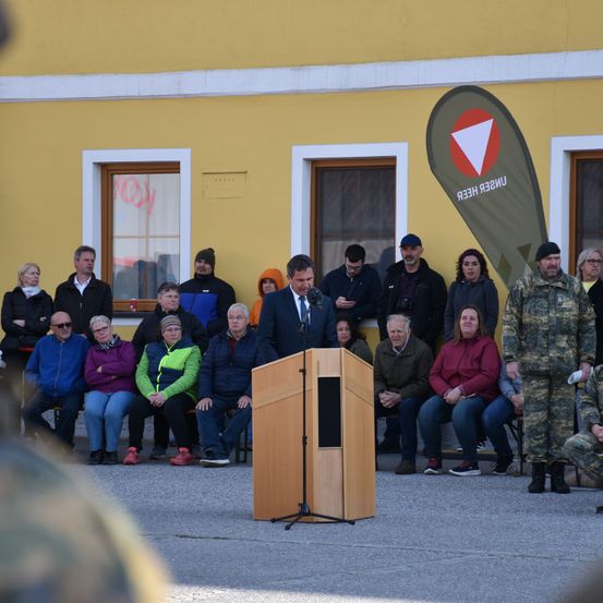 Bild enthält, Crowd, Person, Shoe, People, Adult, Male, Man, Hat, Glove, Glasses