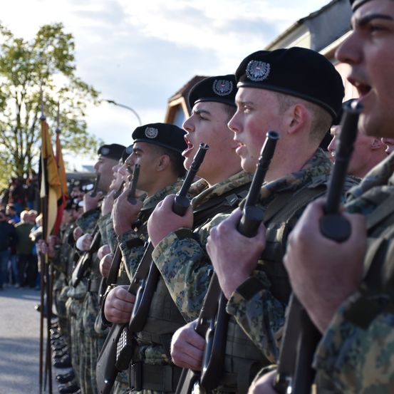 Bild enthält, People, Person, Army, Military, Military Uniform, Soldier, Hat, Adult, Male, Man