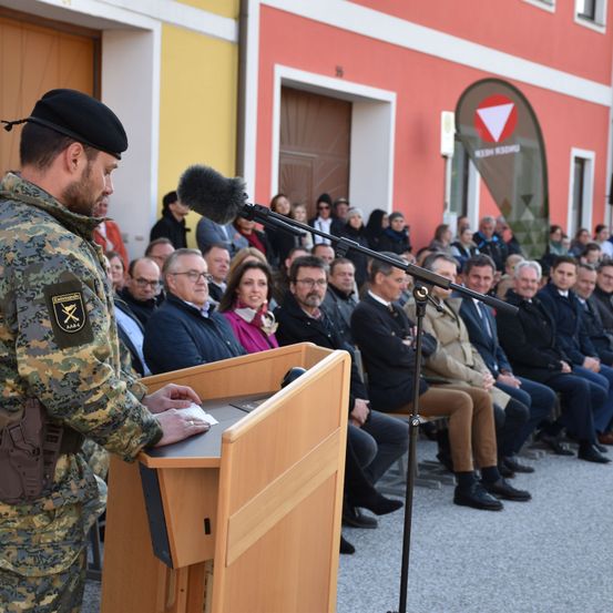 Bild enthält, Crowd, Person, Audience, Shoe, People, Adult, Male, Man, Speaker, Hat