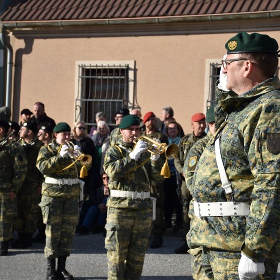 Bild enthält, People, Person, Army, Military, Military Uniform, Soldier, Glove, Adult, Male, Man