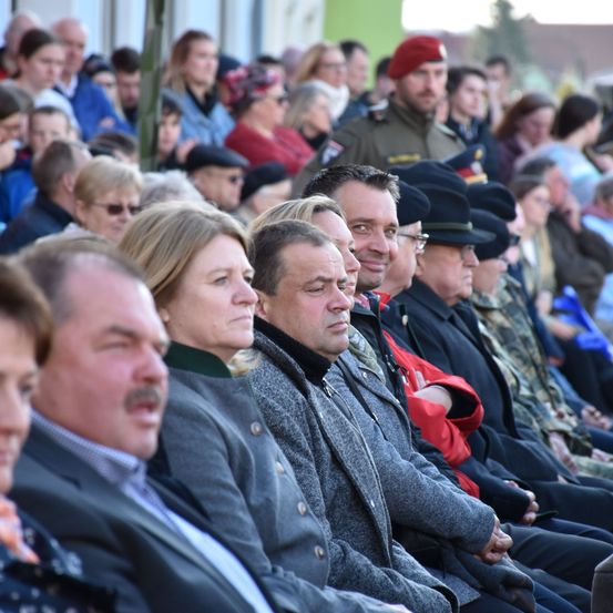 Bild enthält, Crowd, Person, People, Adult, Female, Woman, Male, Man, Audience, Face