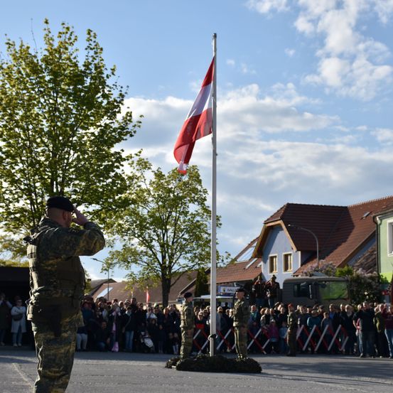 Bild enthält, Flag, Adult, Male, Man, Person, Hat, Shoe, Handbag, People, Head