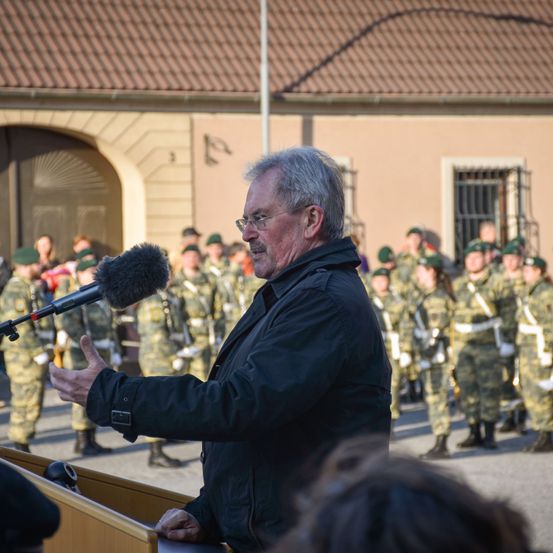 Bild enthält, People, Person, Adult, Male, Man, Microphone, Military, Military Uniform, Soldier, Army