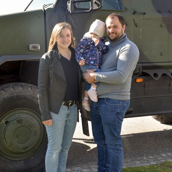 Bild enthält, Pants, Jeans, Baby, Person, Adult, Male, Man, Shoe, Girl, Teen