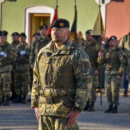 Bild enthält, Military, Military Uniform, Person, Soldier, Army, Adult, Male, Man, Shoe, Hat