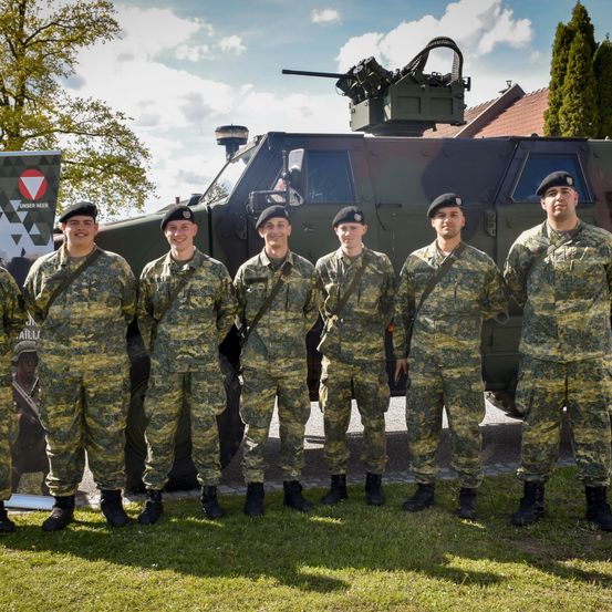 Bild enthält, People, Person, Shoe, Hat, Adult, Male, Man, Military, Soldier, Army