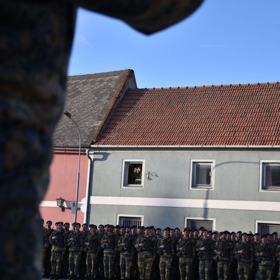 Bild enthält, People, Person, House, Housing, Roof, Handbag, Hat, Military, Military Uniform, Soldier