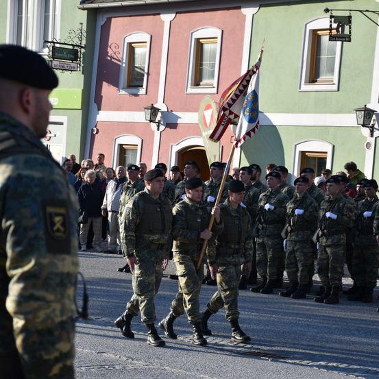 Bild enthält, People, Person, Adult, Male, Man, Handbag, Shoe, Hat, Glove, Military