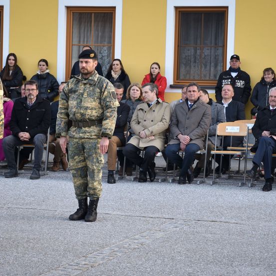 Bild enthält, People, Person, Adult, Male, Man, Shoe, Hat, Military, Military Uniform, Glasses