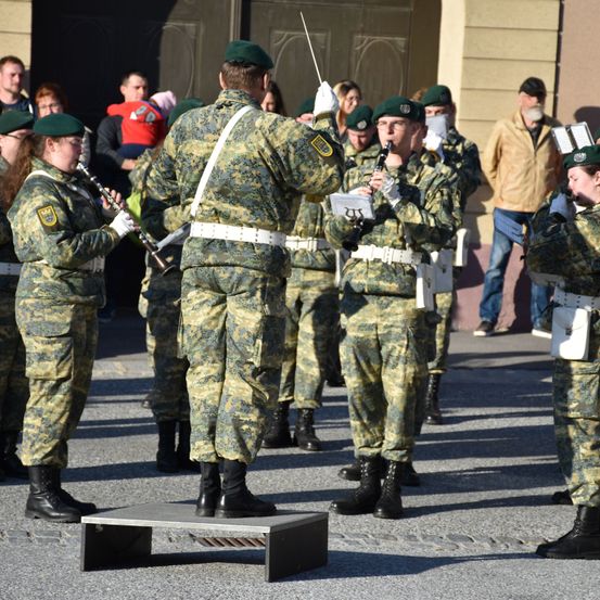 Bild enthält, People, Person, Army, Military, Military Uniform, Soldier, Glove, Adult, Male, Man
