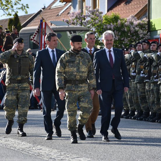 Bild enthält, People, Person, Adult, Male, Man, Military, Pants, Tie, Glasses, Coat