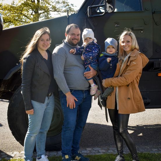 Bild enthält, Pants, Coat, Jeans, Jacket, People, Person, Shoe, Adult, Male, Man