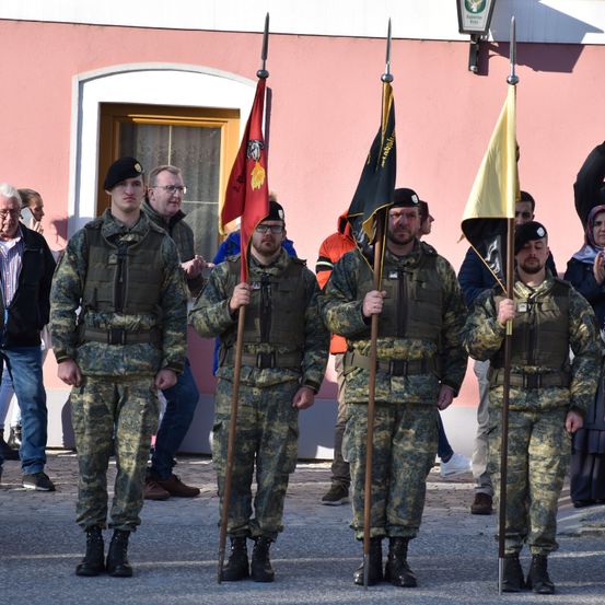 Bild enthält, People, Person, Glove, Shoe, Hat, Glasses, Adult, Male, Man, Military Uniform